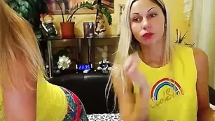 Знойные телочки MLPLPSLOVE показывают сиськи