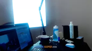 Строптивая малышка Sweetkira555 мастурбирует письку