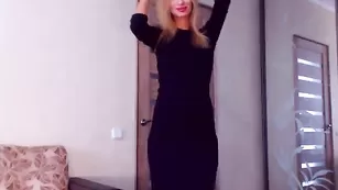 Сексуальная девочка NikaSalt раздевается и дрочит пизду