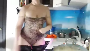 Зрелая мамка LoveCatsuit готовит на кухне