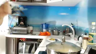 Зрелая мамка LoveCatsuit готовит на кухне