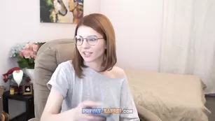 Рыжая самка Sweetkira555 шлепает попку