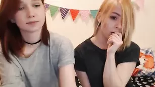 Нежные лесби мнут небольшие сиськи PeachxFox