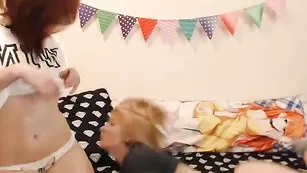 Нежные лесби мнут небольшие сиськи PeachxFox
