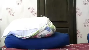 Шальная девка мастурбирует киску ловенсом 77badgirl77