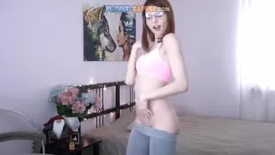 Рыженькая куртизанка Sweetkira555 ласкает бритую пизду