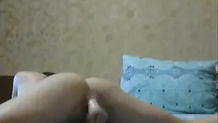 Изысканная redgirlhot трахает пизду страпоном
