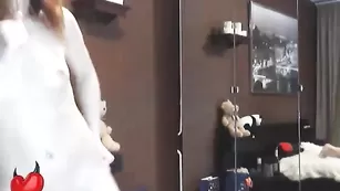 Стройная девочка VitaminkaXxX трахнулась секс игрушкой