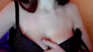 Грудастая путана darinaSun тискает сосочки