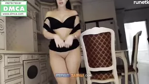 Грудастая самка hloyax мастурбирует пизду