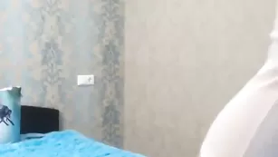 Шальная девочка topshow04 пальцем трахает очко