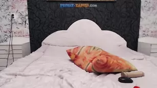 Соска в чулках Tina85 трахает пизду