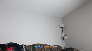 Тощая сучка Sexylucy69 с вибратором перед камерой