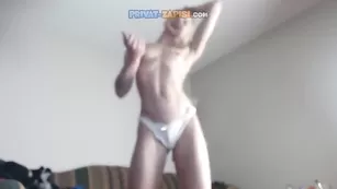 Строптивая девка Sexylucy69 мастурбируют киску игрушкой