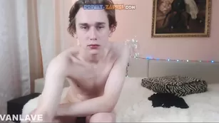 Шикарная девка vanlave трахает очко и делает минет