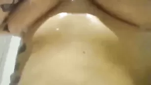 Татуированная сучка CallMeBadGirl развлекается в душе