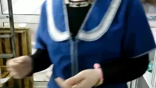 Продавщица Oliviya_ развлекается с ловенсом на обеде