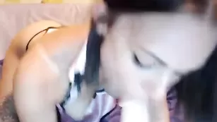 Изящная малышка cherryberry18 трахает обе дырки