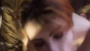 Рыжая самка делает глубокий минет MoonPresence