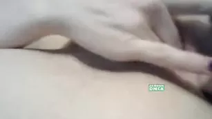 Худая кокетка Sladkie002 доводит себя до оргазма