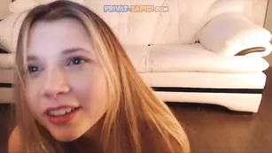 Юная красавица мастурбирует киску Momiamhere