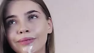 Озорная телочка Coverme трахает очко пальчиками