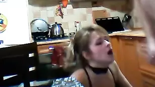 Озорная сучка получает сперму в ротик Kotipusiksex