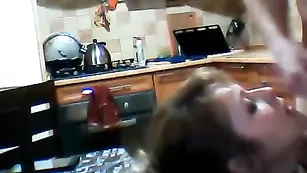 Озорная сучка получает сперму в ротик Kotipusiksex