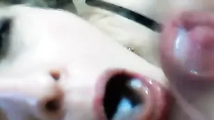 Озорная сучка получает сперму в ротик Kotipusiksex