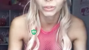 Симпатичная BarbieTop обнажает большие сиськи