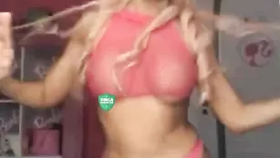 Симпатичная BarbieTop обнажает большие сиськи