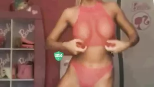 Симпатичная BarbieTop обнажает большие сиськи