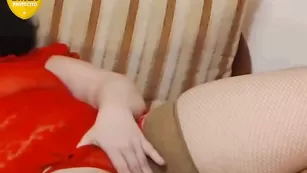 Жирная сучка Esterr пальчиками теребит пизду