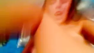 Юная шлендра DiDiamond ласкает половые губки