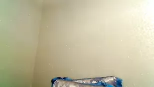 Юная шлендра DiDiamond ласкает половые губки