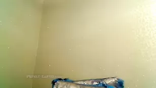 Юная шлендра DiDiamond ласкает половые губки