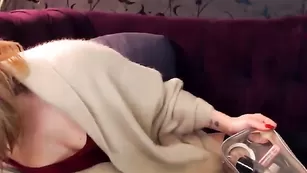 Роскошная нимфа MollyCum трахает анал фаллосом