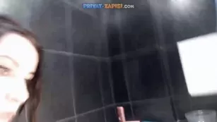 Татуированная малышка SwietAliceX принимает ванну