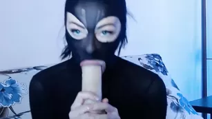 Жопастая сука в маске отсасывает дилдо ASMR_ChaRmeR
