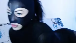Жопастая сука в маске отсасывает дилдо ASMR_ChaRmeR