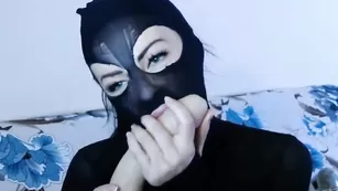 Жопастая сука в маске отсасывает дилдо ASMR_ChaRmeR
