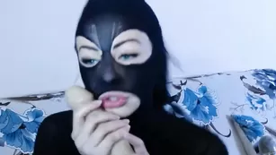 Жопастая сука в маске отсасывает дилдо ASMR_ChaRmeR