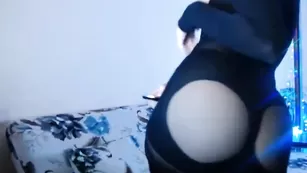 Жопастая сука в маске отсасывает дилдо ASMR_ChaRmeR