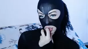 Жопастая сука в маске отсасывает дилдо ASMR_ChaRmeR