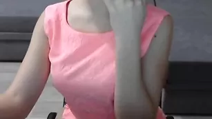 Горячая девочка larosa1s ласкает бритые дырочки