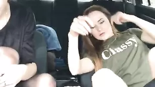 Красивые девочки делают куни в машине fire-girls