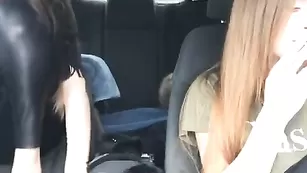 Красивые девочки делают куни в машине fire-girls