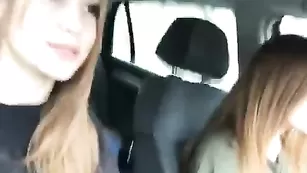 Красивые девочки делают куни в машине fire-girls