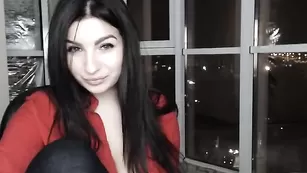 Русская сука Swarowskaya мастурбирует ловенсом пизду