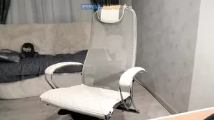 Телка в чулках _avrora_ шалит с ловенсом